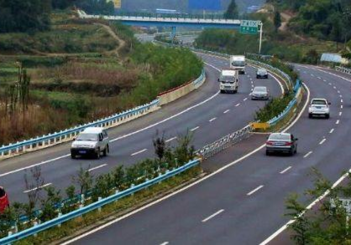 免费通行背后，21年清明高速政策里的国与家