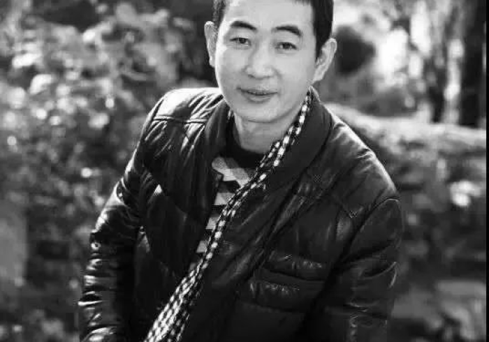 丁坚，在骨头的缝隙里，雕刻生命的尊严