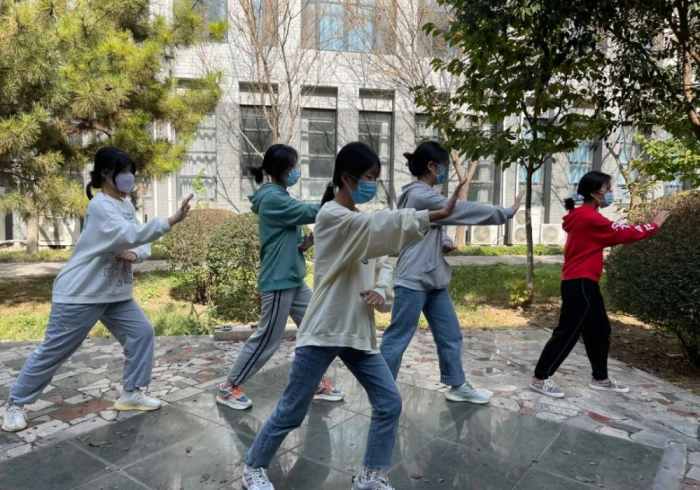 挣脱铁门，拥抱星光，当封闭式管理遇见走读申请的理性博弈