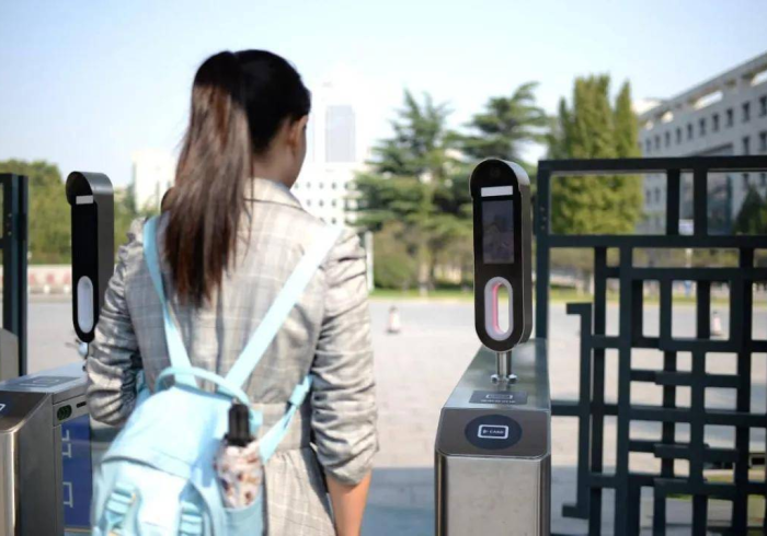 挣脱铁门,拥抱星光,当封闭式管理遇见走读申请的理性博弈 挣脱铁门,拥抱星光,当封闭式管理遇见走读申请的理性博弈